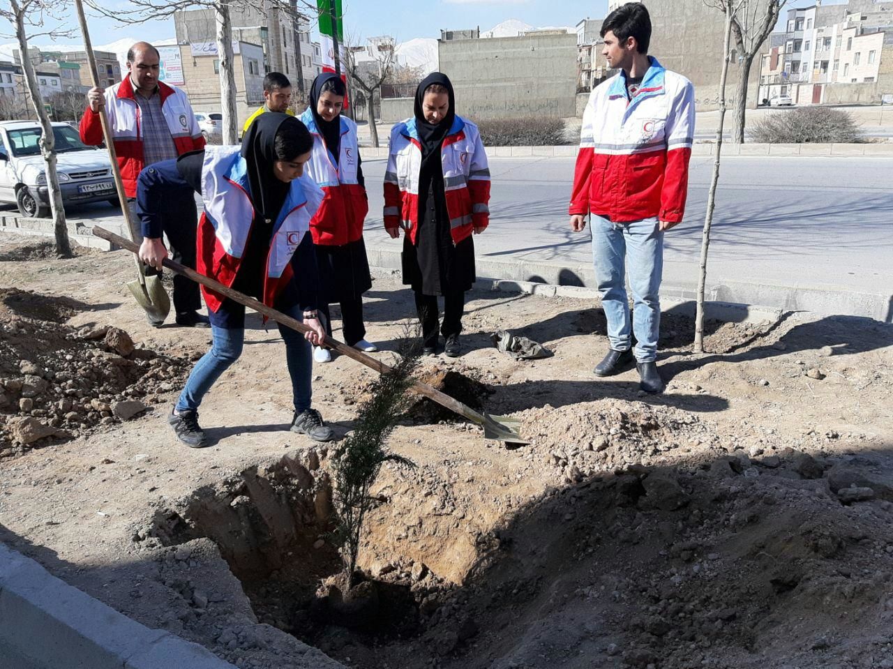 آموزش آبیاری گیاهان به غنچه های جمعیت هلال احمر استان همدان
