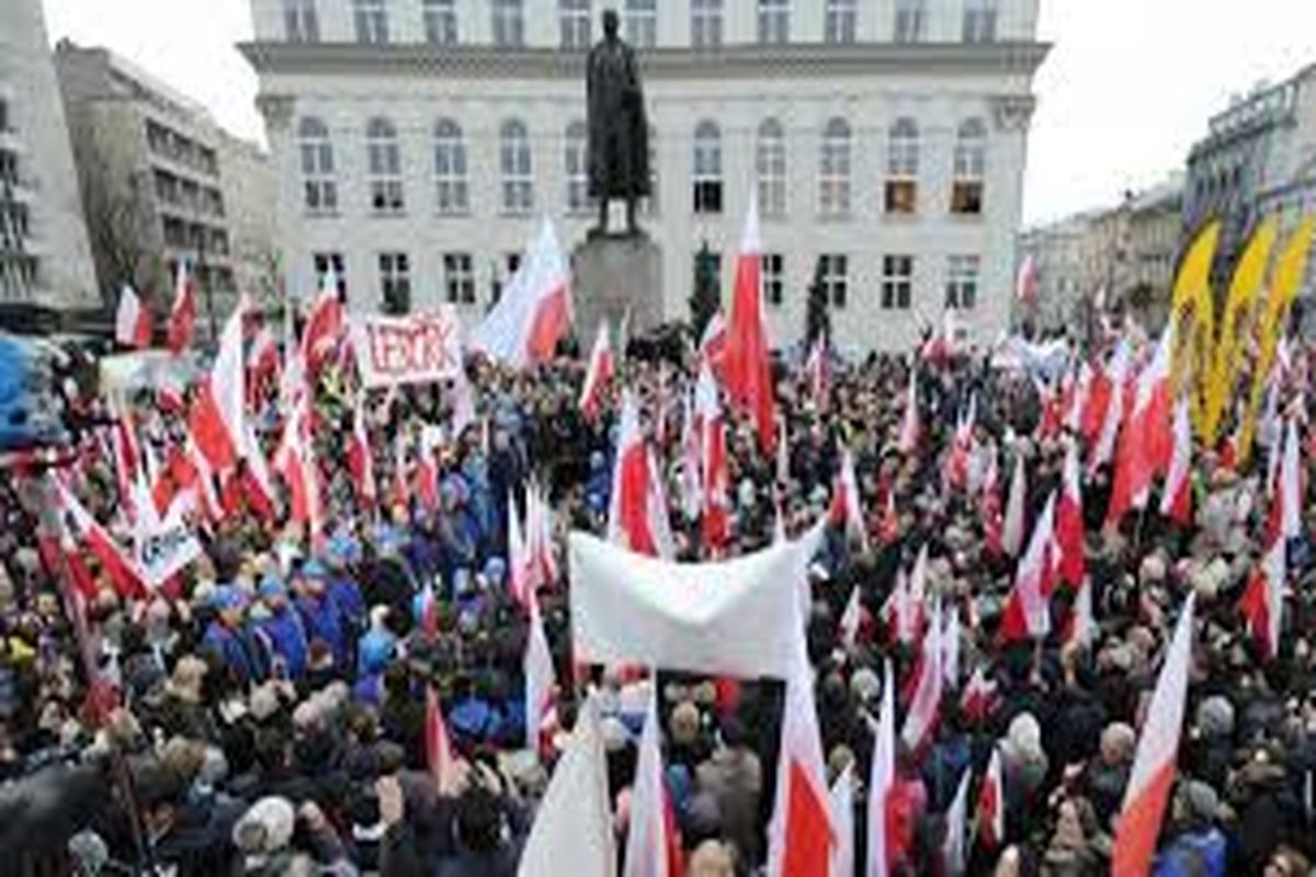  هزاران نفر در لهستان علیه سیاست‌های دولت به خیابان‌ها آمدند