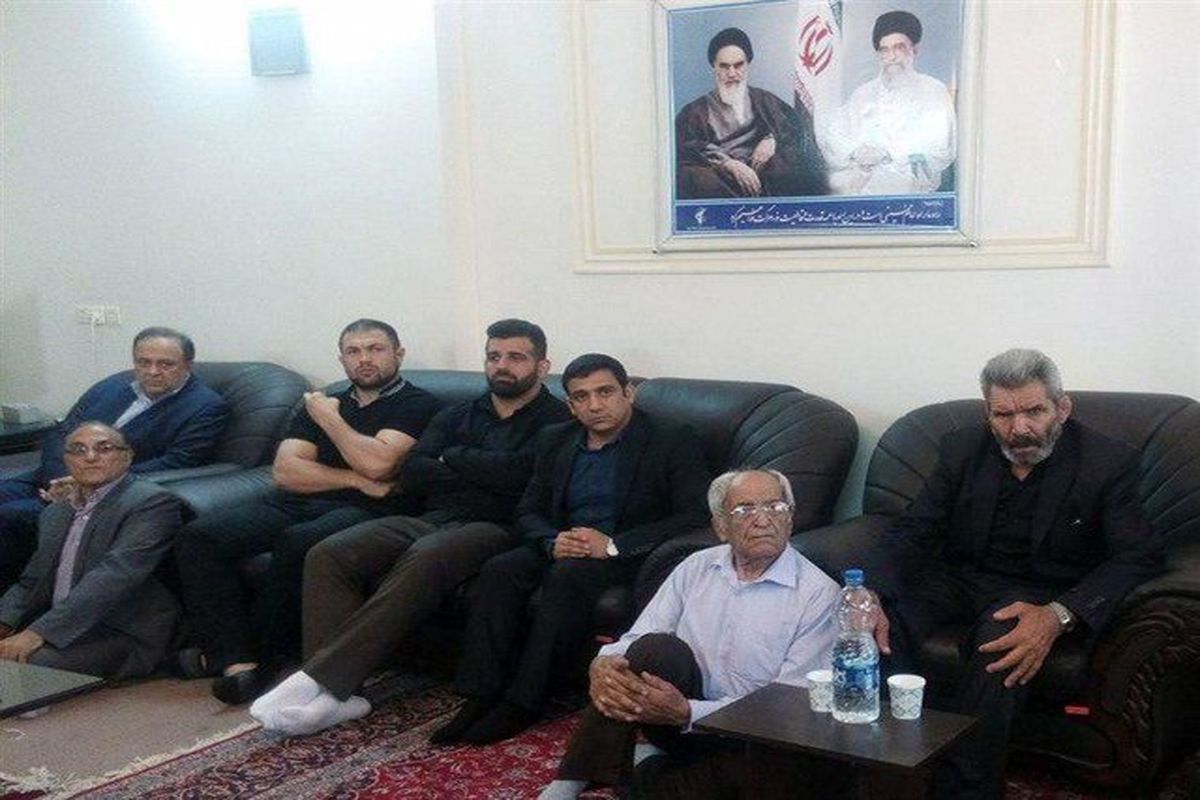 حضور کشتی‌گیران المپیکی در منزل شهید حججی