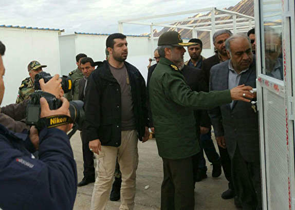 بازدید وزیر دفاع و پشتیبانی نیروهای مسلح از مناطق زلزله‌زده سرپل ذهاب