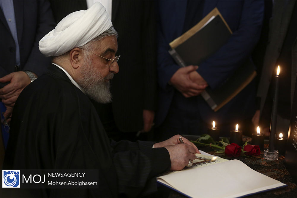 امضا دفتر یادبود جان‌باختگان سقوط هواپیمای اوکراینی توسط روحانی