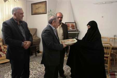 دیدار استاندار اصفهان با خانواده شهدای دوران دفاع مقدس 