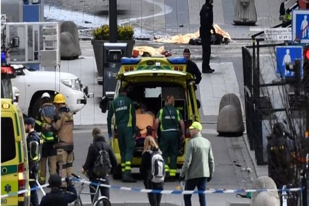 ورود یک کامیون به فروشگاهی در سوئد؛سه نفر کشته شدند