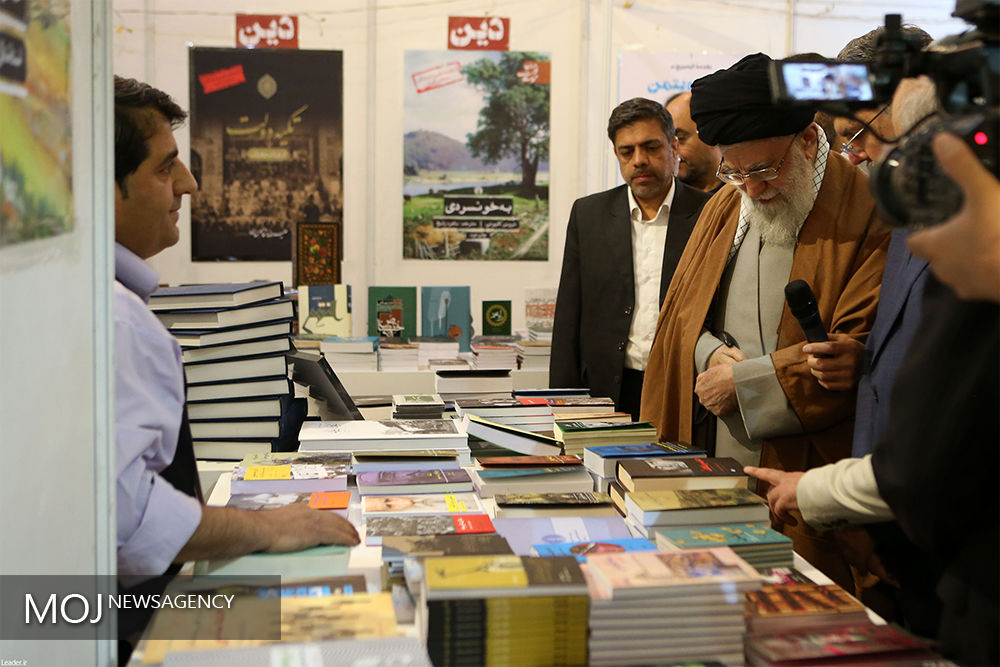 رهبر معظم انقلاب از نمایشگاه کتاب تهران بازدید کردند
