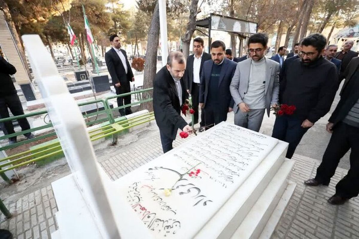 وزیر ارتباطات در ورود به کرمانشاه به مقام شامخ شهدای کرمانشاه ادای احترام کرد