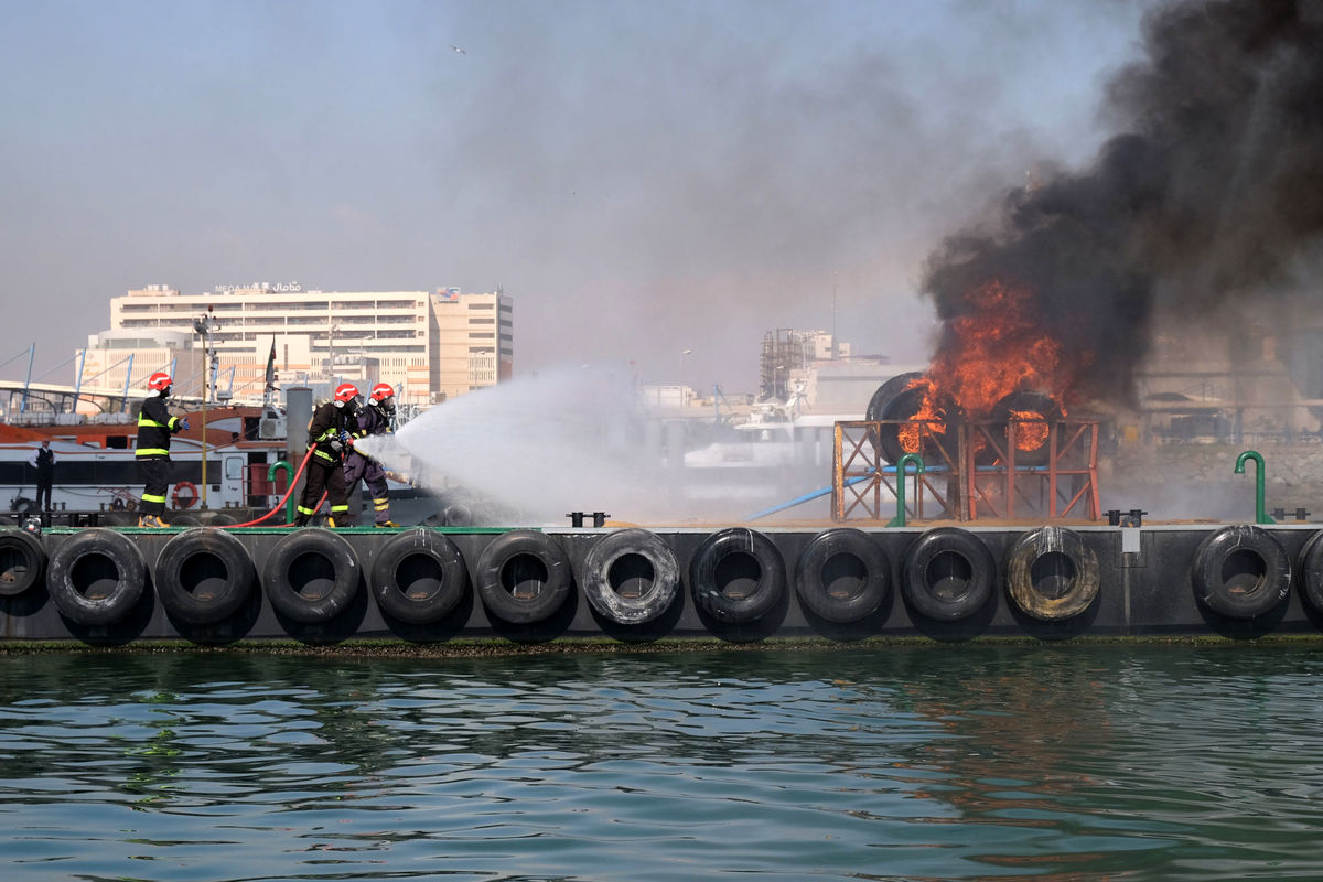 برگزاری مانور امداد و نجات دریایی در بندر شهید حقانی