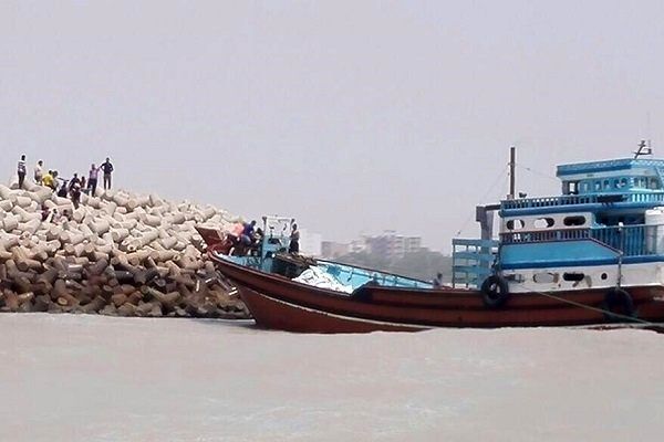 نیروی دریایی سپاه یک شناور را از غرق‌شدن نجات داد