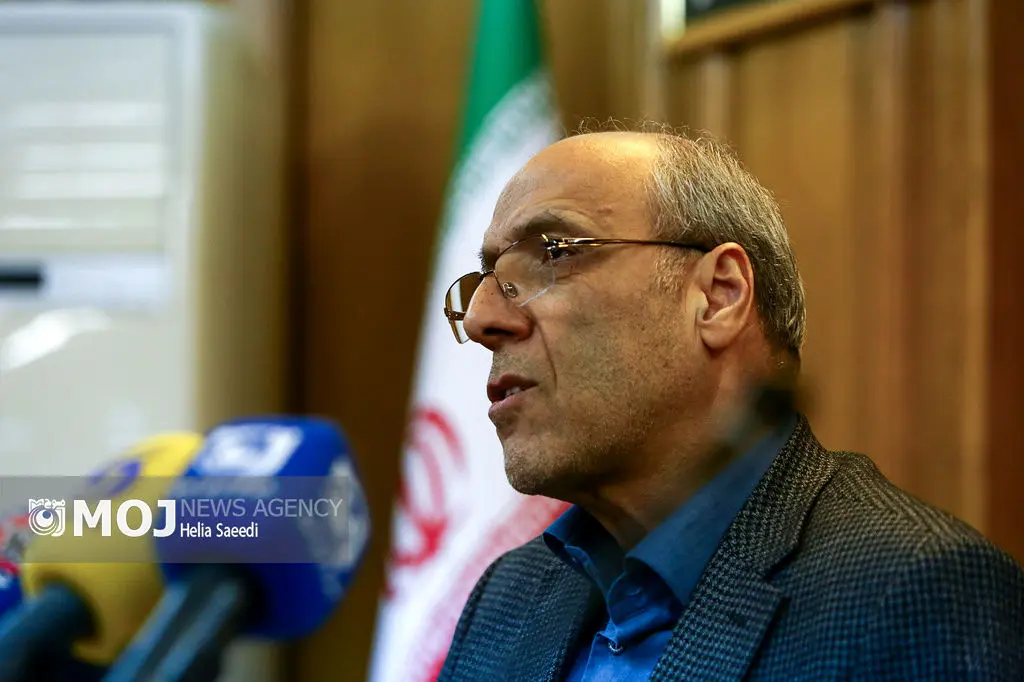 روزی نیست که اعضای شورای شهر به شهردار تهران تذکر ندهند