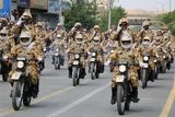 رژه یگان‌های رزمی و نظامی در میدان ارتش اردبیل برگزار شد