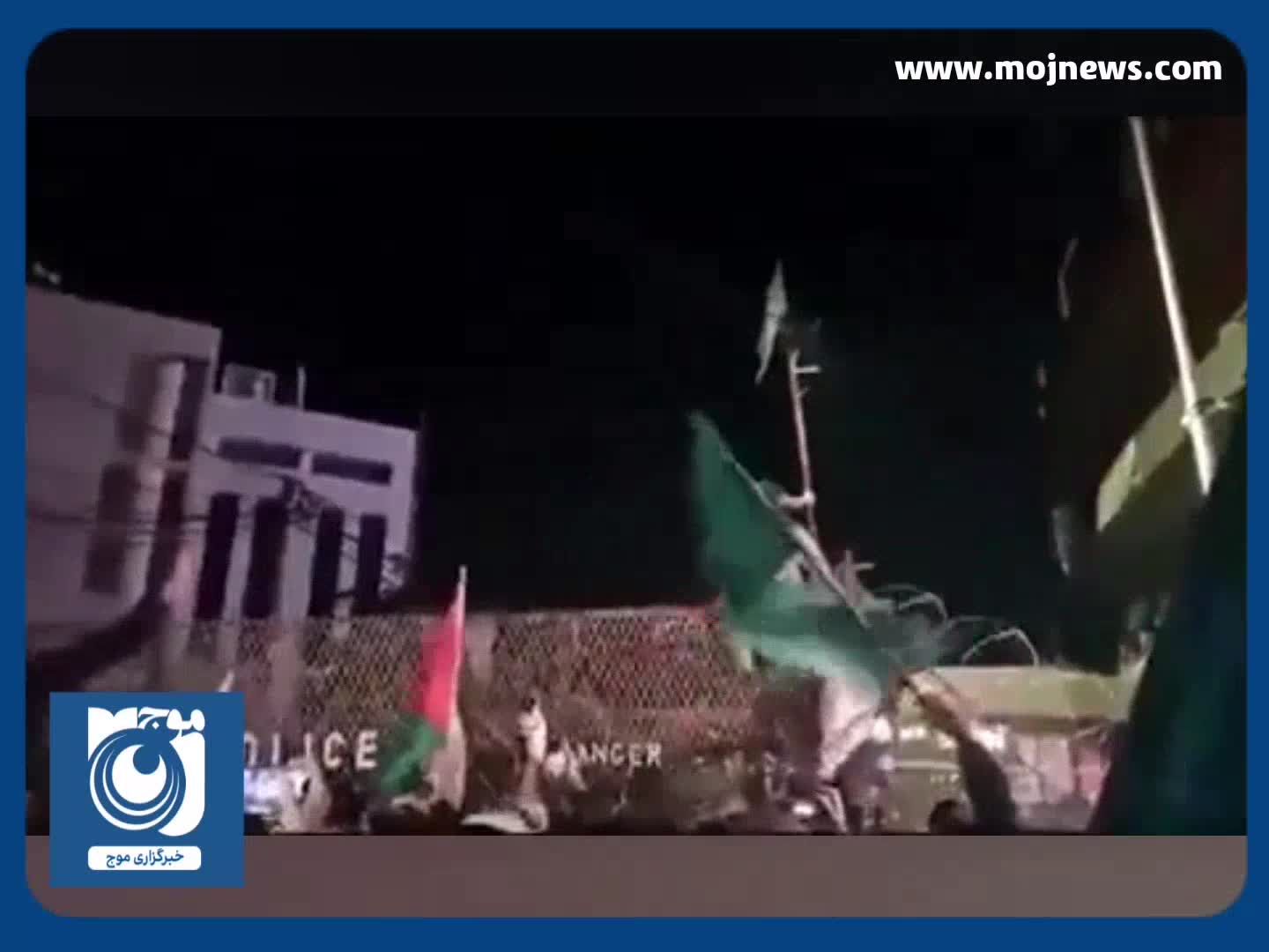  اهتزاز پرچم‌ حماس در دیوار سفارت آمریکا در لبنان + فیلم