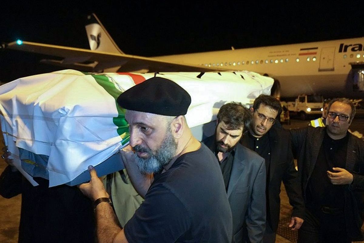 پیکر عباس کیارستمی وارد فرودگاه شد / خوشامد هایی که تا امروز نبود