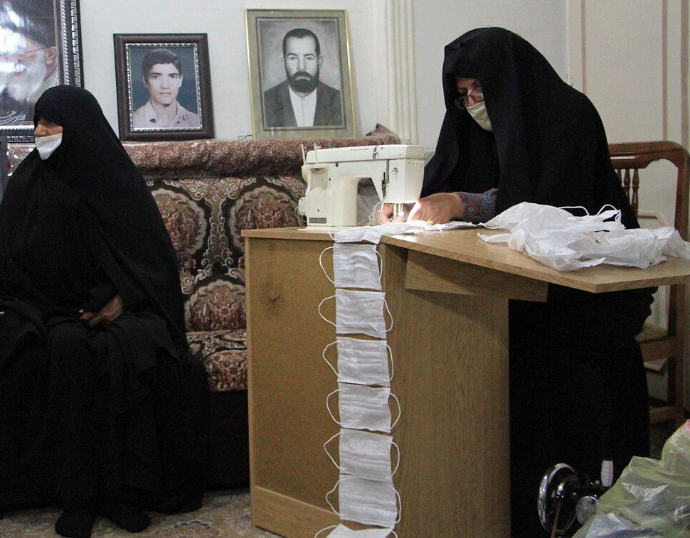 کار جهادی مادر شهید در ساخت ماسک و هدا به مراکز درمانی یزد