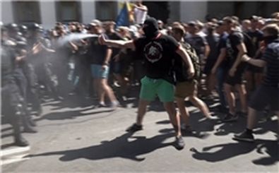 معترضان به لغو مصونیت نمایندگان مخالف در پارلمان اوکراین، با نیروهای پلیس درگیر شدند