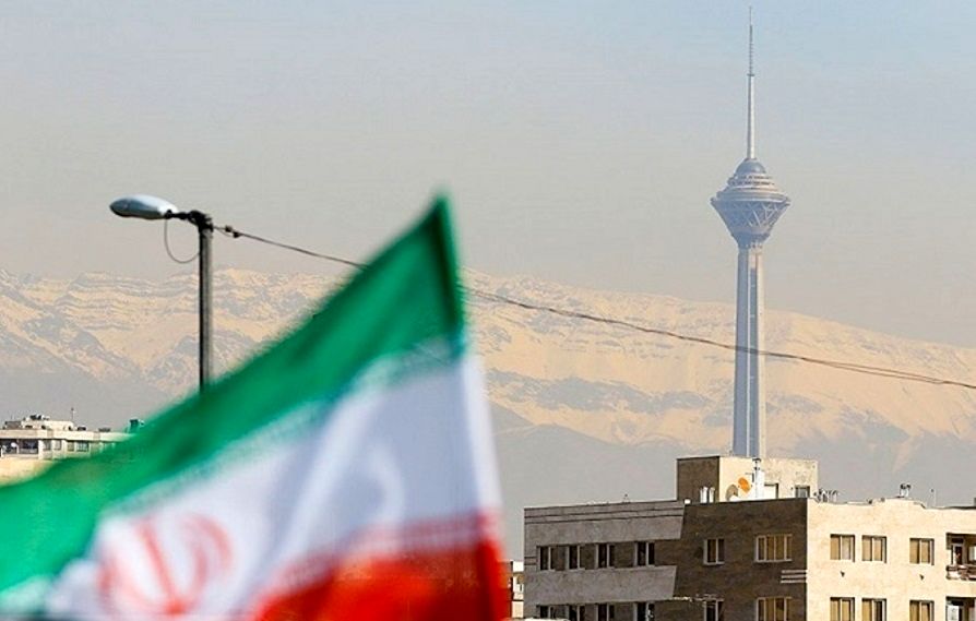 از فراز برج میلاد چتربازان با پرچم ایران پرواز می‌کنند
