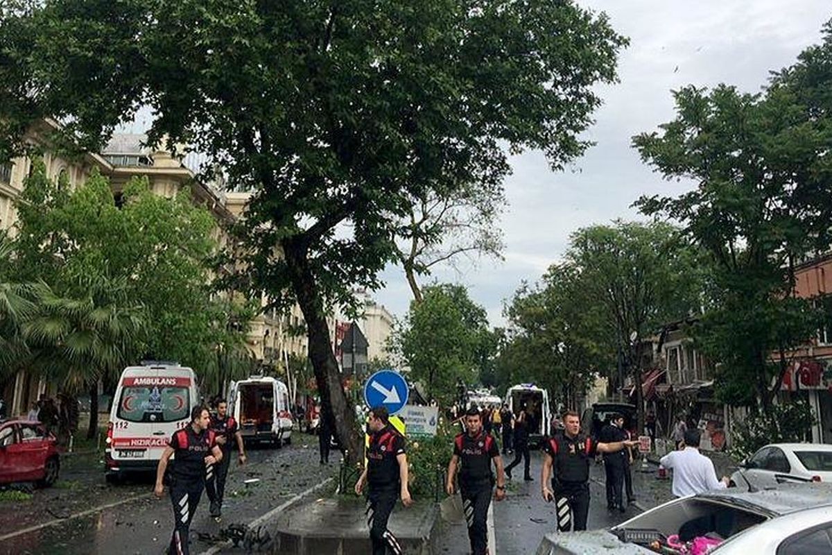 حمله به مقر پلیس در " بیازیت " استانبول / چندین آمبولانس به محل حادثه اعزام شدند