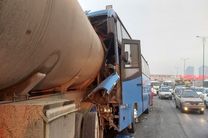 ۹ مصدوم در برخورد کامیون کشنده بنز با اتوبوس در محور اصفهان- نایین