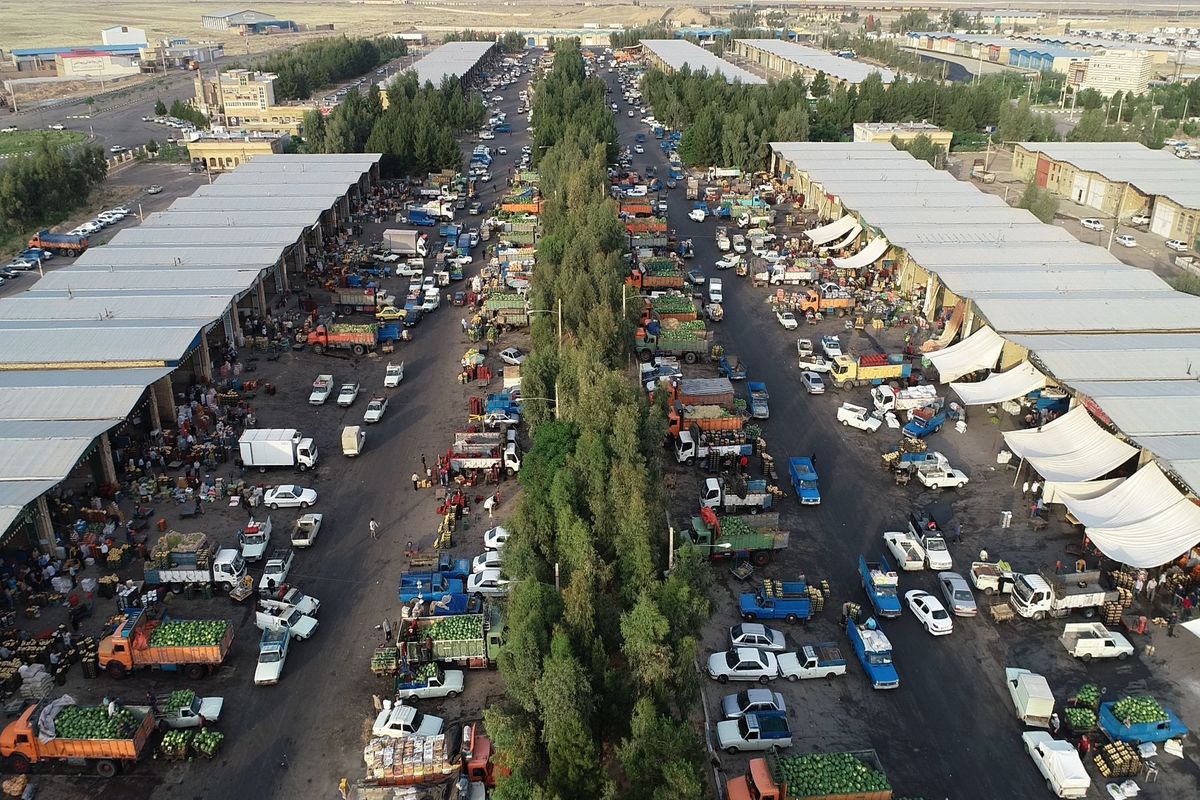 جمع‌آوری روزانه ۴ تن زباله از میدان میوه و تره‌بار شهید رجایی قم 