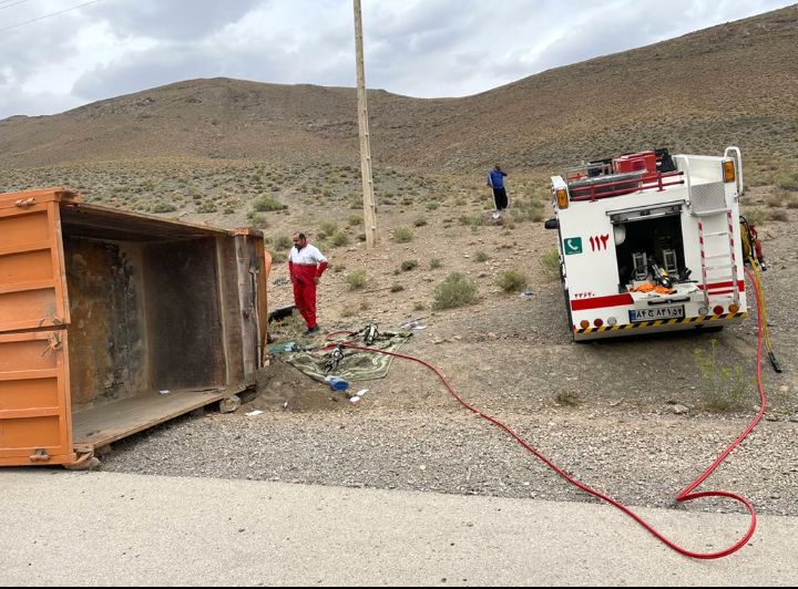 یک  نفر مصدوم در واژگونی خودرو کامیون در جاده روستایی علی آباد