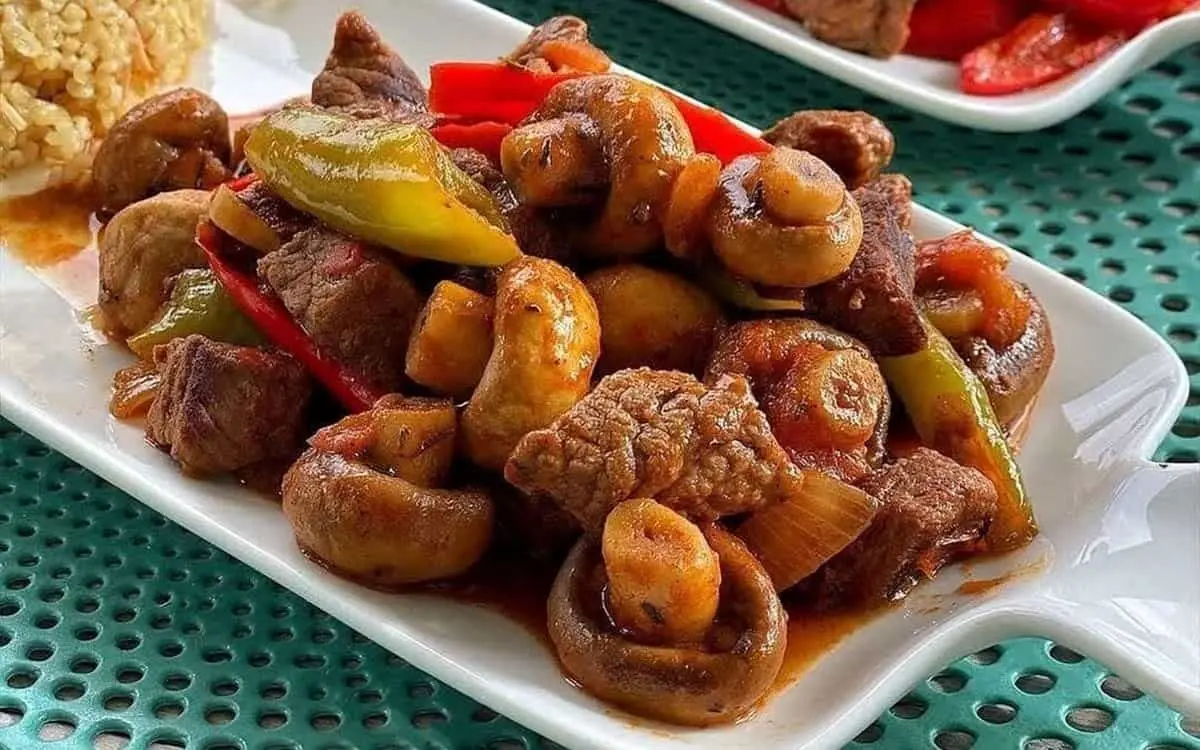 میخوای به سفره‌ات تنوع بدی؟ / طرز تهیه قارچ پلو با گوشت