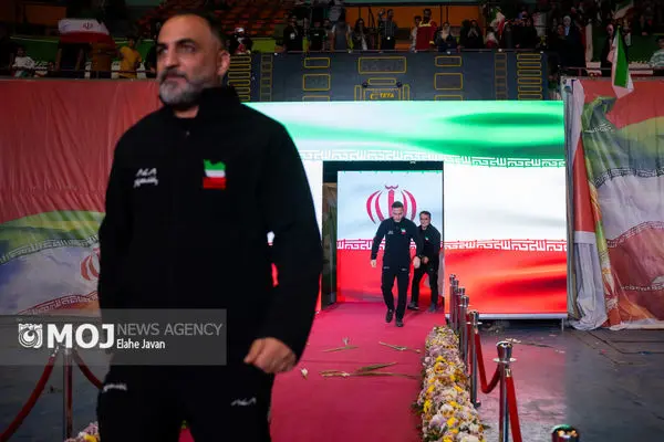 لحظه ورود قهرمانان کشتی ایران در بین مردم+ فیلم