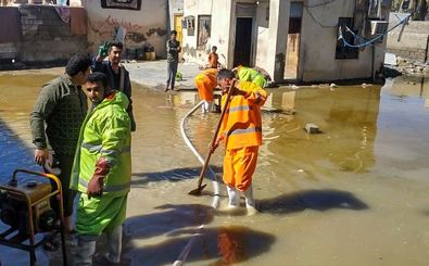 تخلیه آب خانه ها و اماکن عمومی توسط شهرداری اصفهان در مناطق سیل زده سیستان و بلوچستان