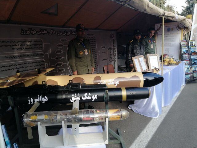 «موشک شفق» در نمایشگاه جامع تربیت و آموزش ارتش به نمایش گذاشته شد
