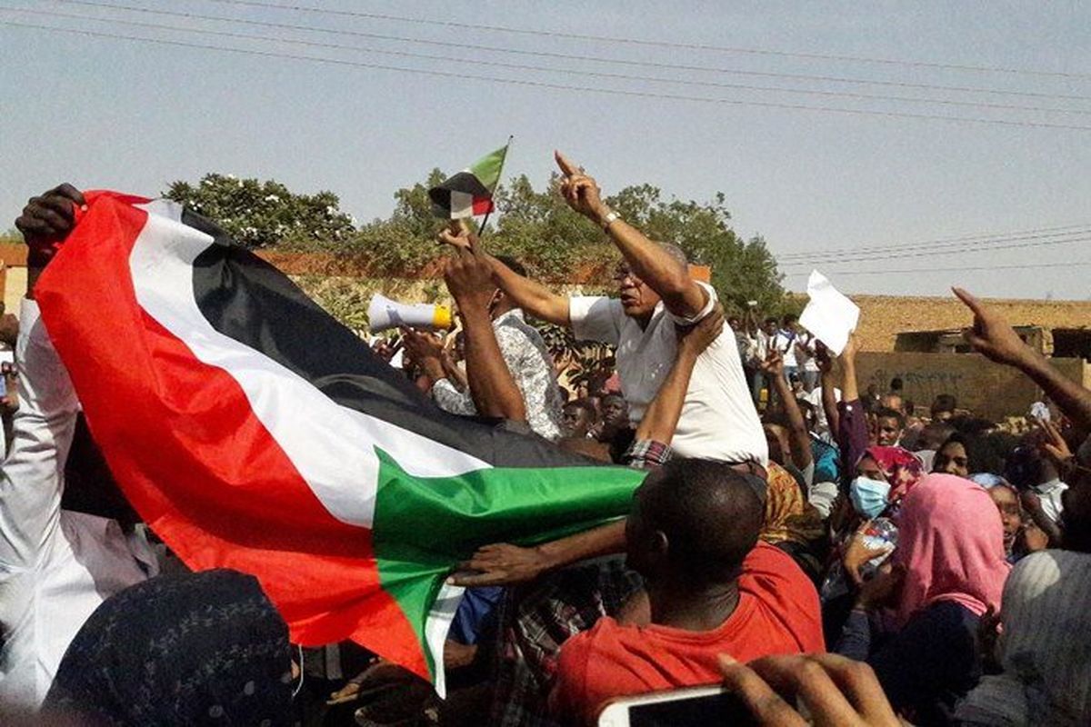تظاهرات مردم سودان در اطراف وزارت دفاع و اقامتگاه عمرالبشیر