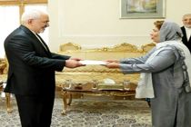رفعت مسعود استوارنامه خود را به ظریف تقدیم کرد