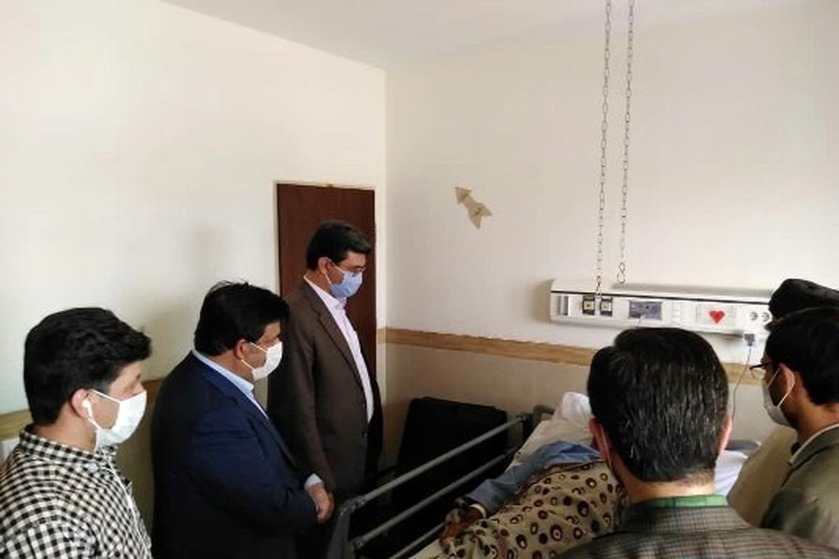 عیادت فرماندار یزد از فرمانده منطقه انتظامی زارچ در بیمارستان