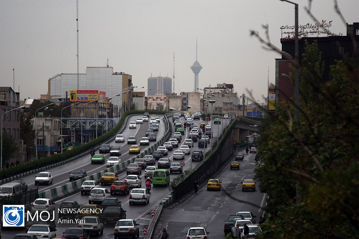 معابر و بزرگراه‌های تهران با حجم بالای ترافیکی روبرو است