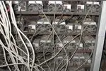 کشف مزرعه استخراج رمز ارز و ۱۰۸ دستگاه ماینر در یک روستا! + فیلم