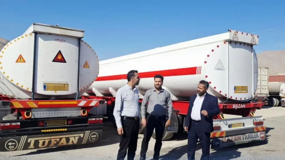 توقیف دو تریلر تانکردار حامل ۷۰ هزار لیتر سوخت قاچاق در حاجی آباد  