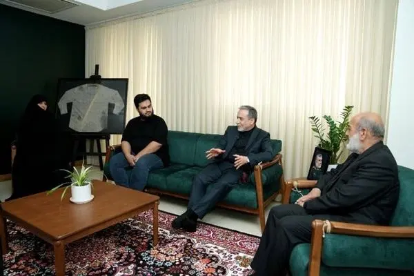 عباس عراقچی با خانواده شهید حاجی‌زاده دیدار کرد