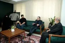 عباس عراقچی با خانواده شهید حاجی‌زاده دیدار کرد