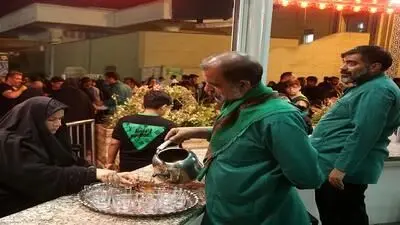 خدمت رسانی موکب‌های مستقر در حرم مطهر به زائران در شب و روز نیمه شعبان