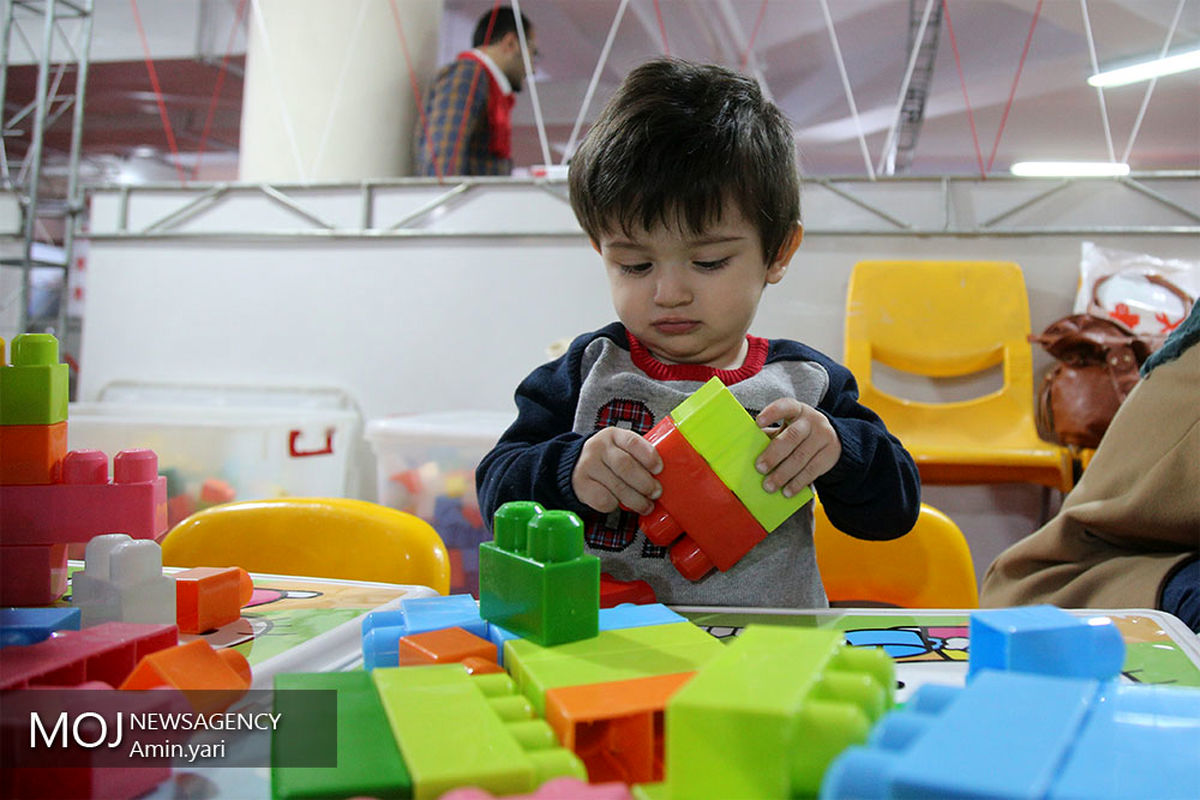 ارسال کتاب داستان و اسباب بازی از طرف کودکان مهریزی به مناطق سیل زده