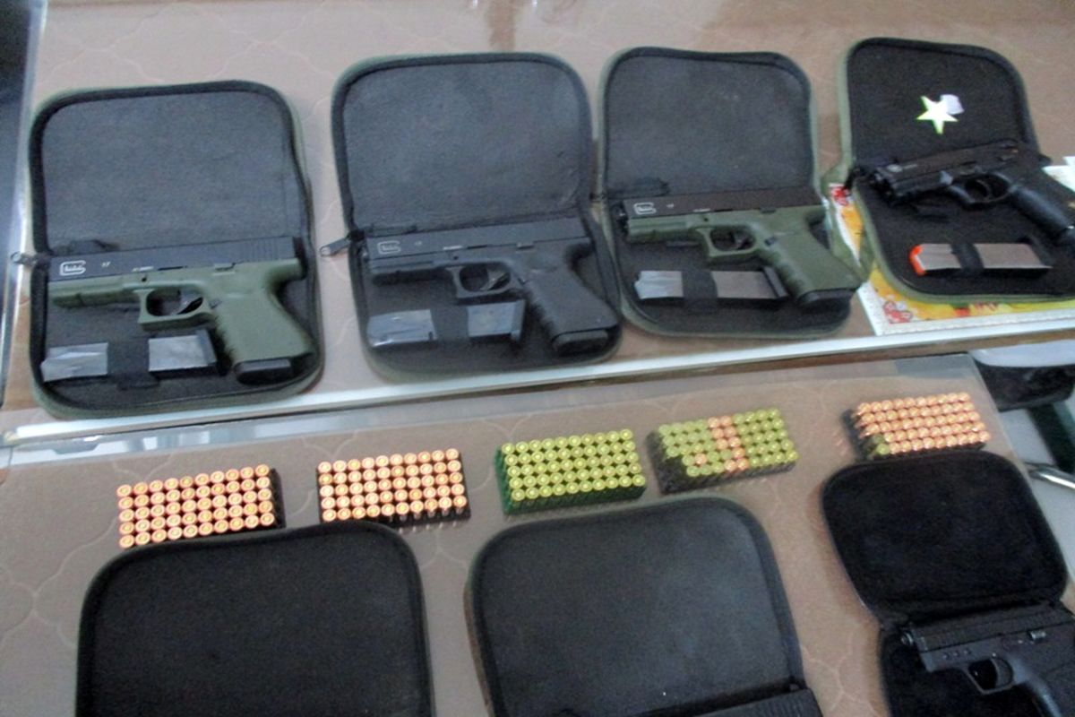 دستگیری 2 قاچاقچی اسلحه در شهرستان دهاقان / کشف 7 کلت کمری و 248 فشنگ 
