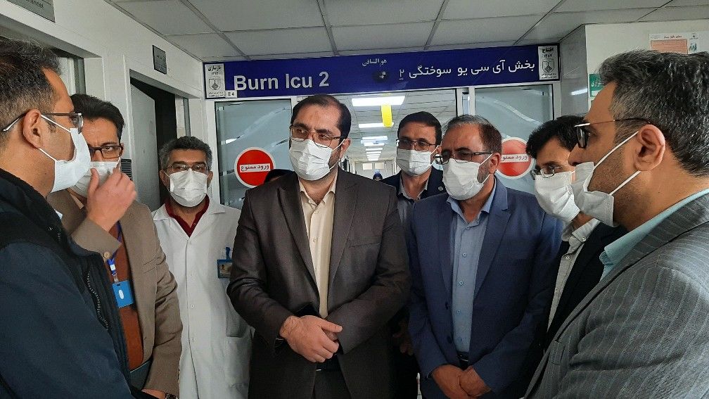 عیادت مدیر کل تامین اجتماعی استان اصفهان از حادثه دیدگان آتش سوزی مینی‌بوس در محور بروجن