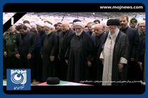 اقامه نماز رهبر معظم انقلاب بر پیکر رئیس‌جمهور شهید و همراهان ایشان در دانشگاه تهران + فیلم