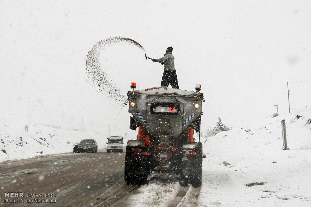 آخرین وضعیت ترافیکی محورهای مواصلاتی/بارش برف در  5 استان در روزهای آخر سال 95