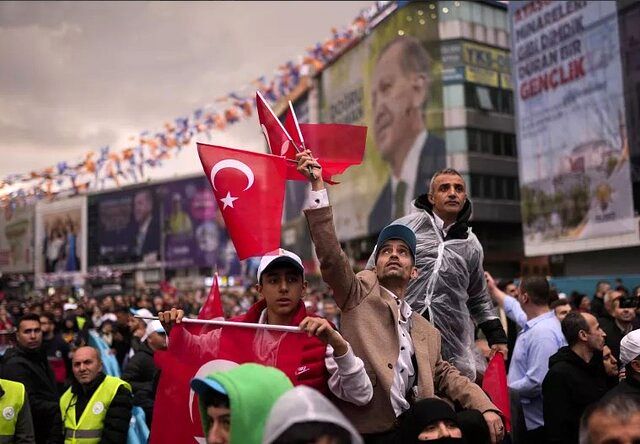 هواداران رجب طیب اردوغان پیروزی او را جشن گرفتند