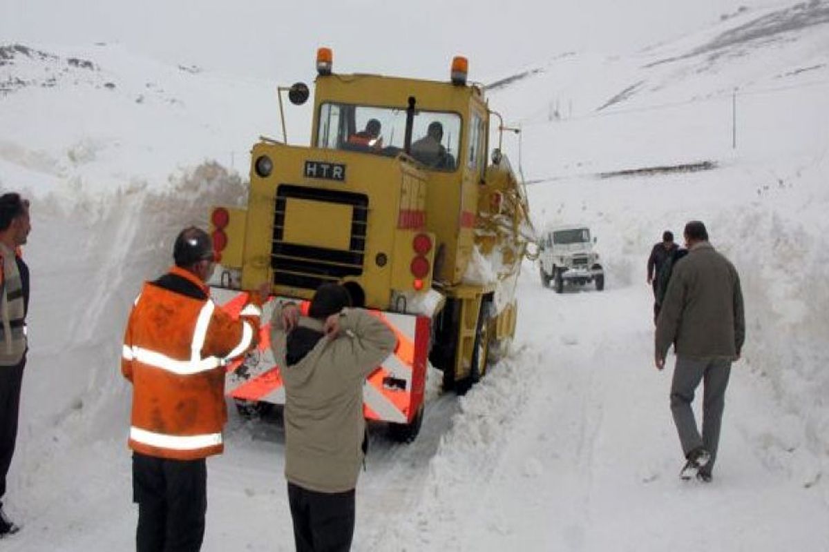 برف روبی حدود 200 کیلومتر از راه های استان کردستان توسط راهداران