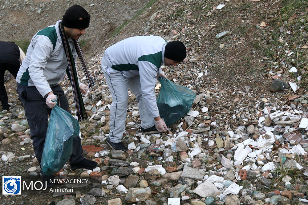 پیاده روی کارکنان پلیس و جمع آوری زباله در دره فرحزاد