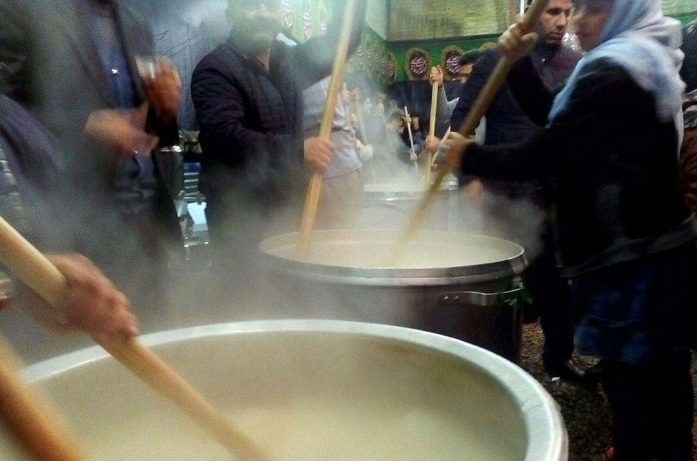 طبخ بیش از ۵ تن حلیم نذری در شهرستان اردستان
