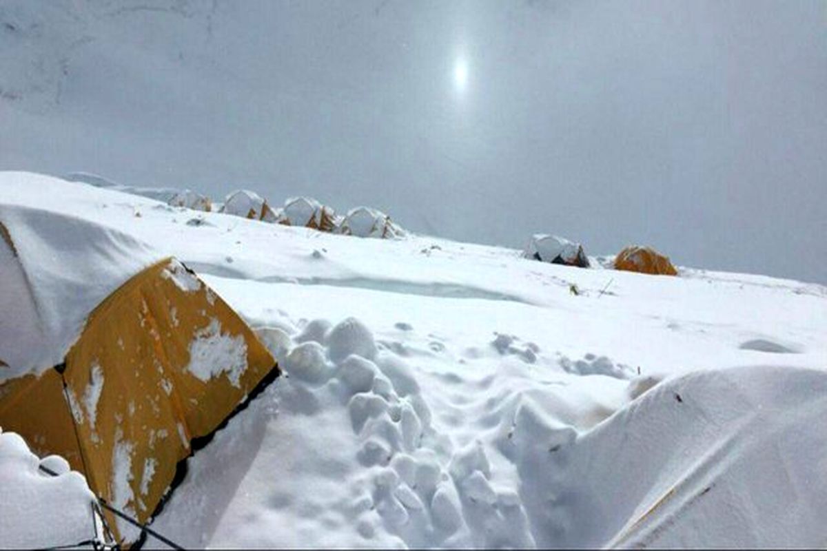 اهتزاز پرچم ایران بر روی فراز قله لوتسه/ «عظیم» در راه فتح قله