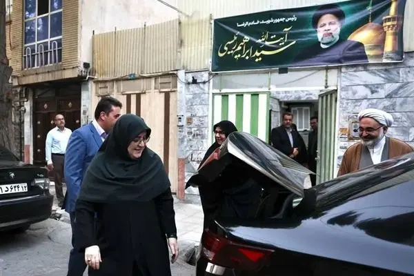 سخنگوی دولت با مادر شهید جمهور دیدار کرد