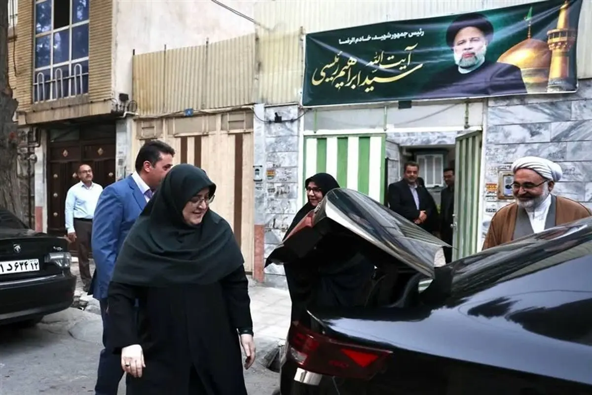 سخنگوی دولت با مادر شهید جمهور دیدار کرد