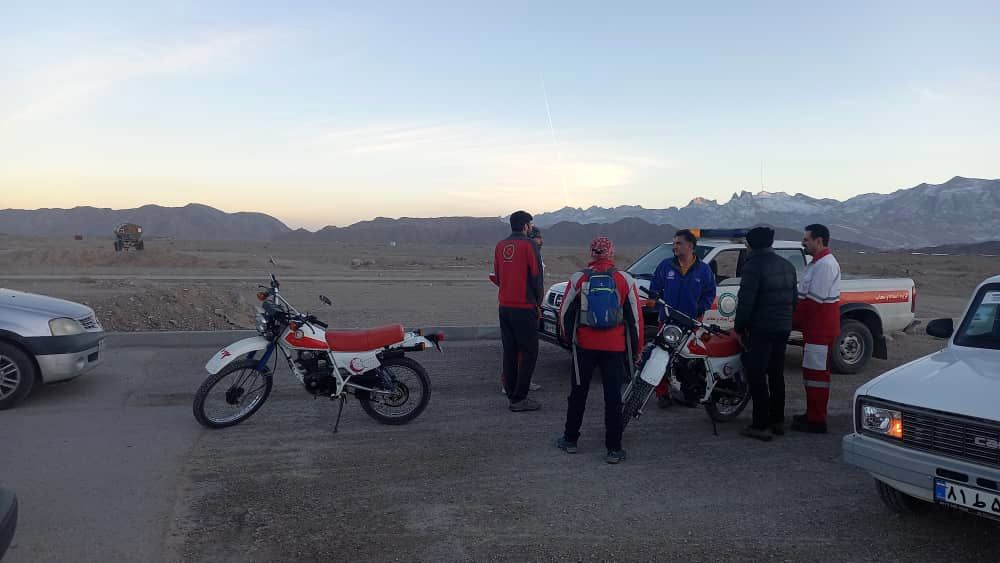 تیم امدادی هلال احمر یزد جوان گمشده را در کوه های یزد یافتند
