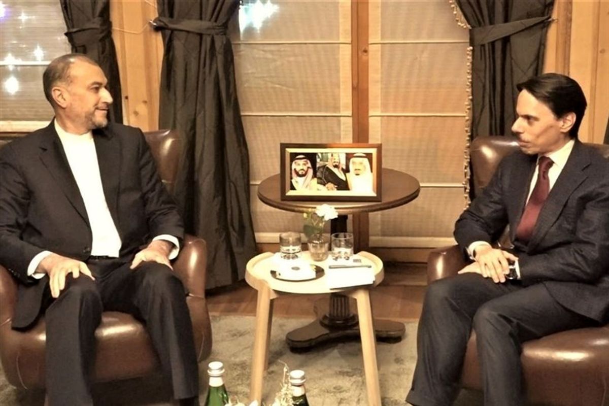  وزیر امور خارجه ایران با همتای عربستانی خود در داووس دیدار و گفت‌وگو کرد