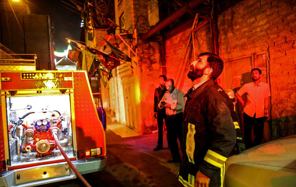نجات 20 نفر در پی آتش‌سوزی در انبار پارچه/آتش مهار شد